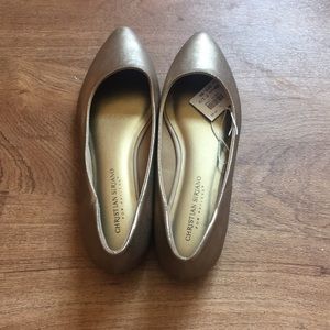 Metallic gold pointy flats